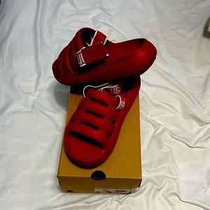 Ugg, size 7, Bergandy color, comfortable shoe